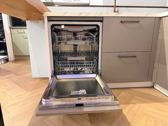 Showroomkeuken met apparatuur - afbeelding 17 van  20