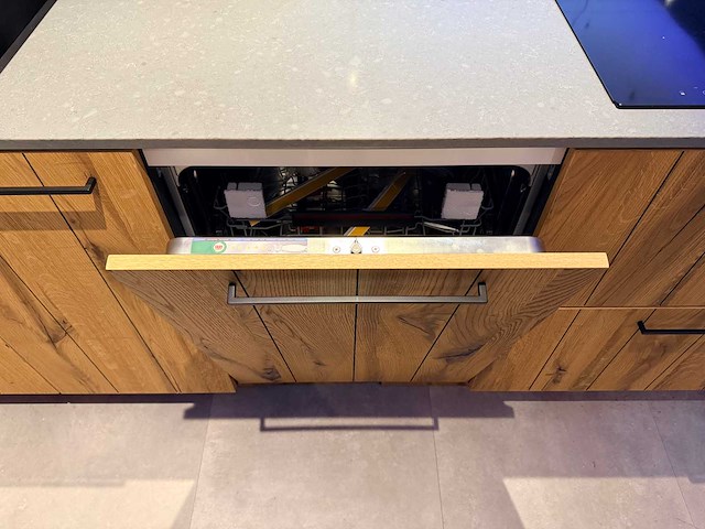 Showroomkeuken met apparatuur - afbeelding 1 van  7