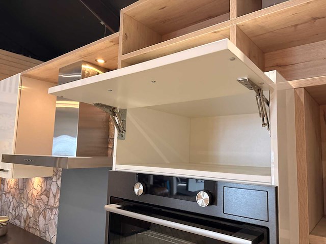 Showroomkeuken met apparatuur - afbeelding 10 van  21