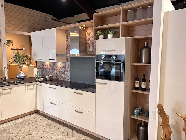 Showroomkeuken met apparatuur - afbeelding 12 van  21