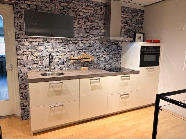 Showroomkeuken met apparatuur - afbeelding 1 van  20