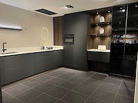 Showroomkeuken met apparatuur