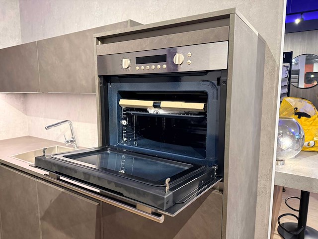 Showroomkeuken met pelgrim apparatuur - afbeelding 15 van  28