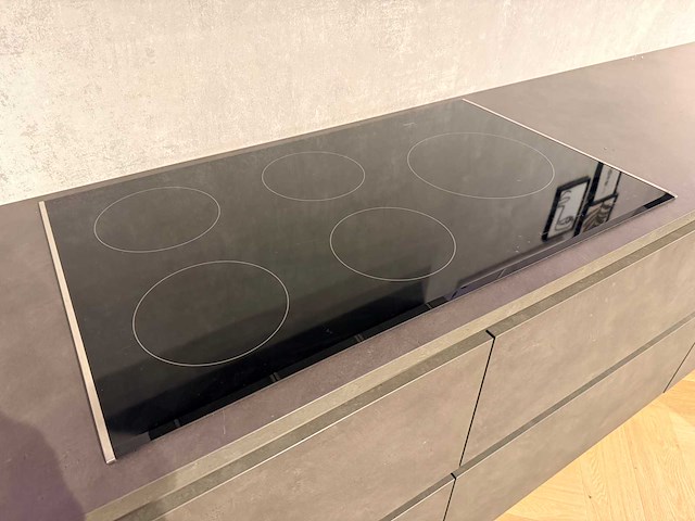 Showroomkeuken met pelgrim apparatuur - afbeelding 2 van  28