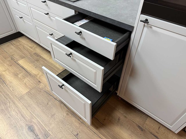 Showroomkeuken met pelgrim apparatuur - afbeelding 4 van  27