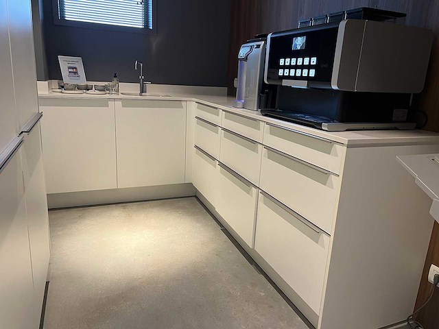 Showroomkeuken met siemens apparatuur - afbeelding 9 van  15