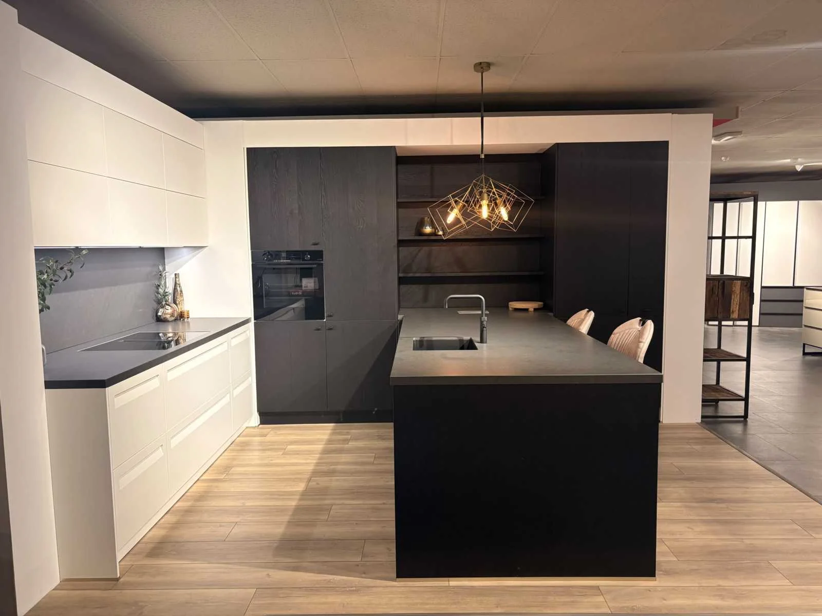 (showroom)keukens, keukenapparatuur en meubelen