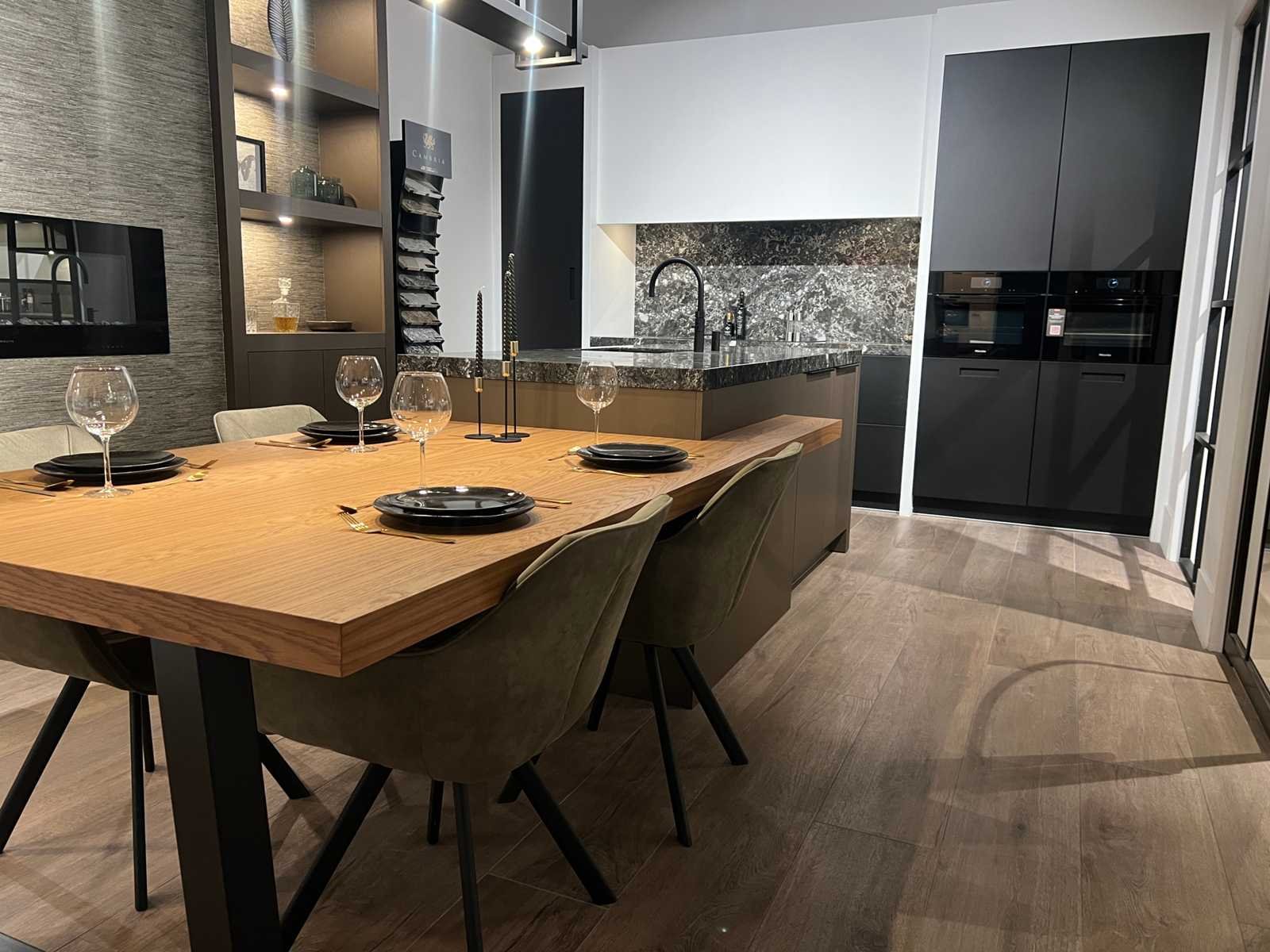 (showroom)keukens, keukenapparatuur en toebehoren