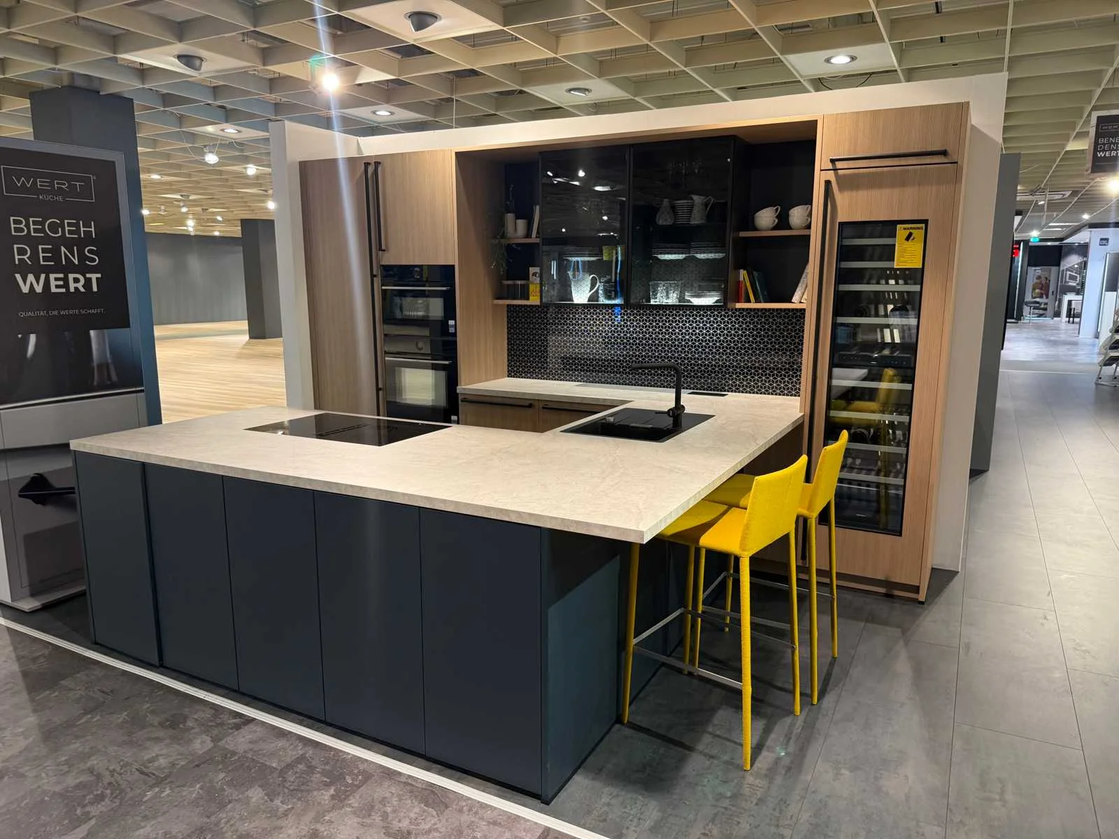 (showroom)keukens, keukenapparatuur, meubelen en toebehoren