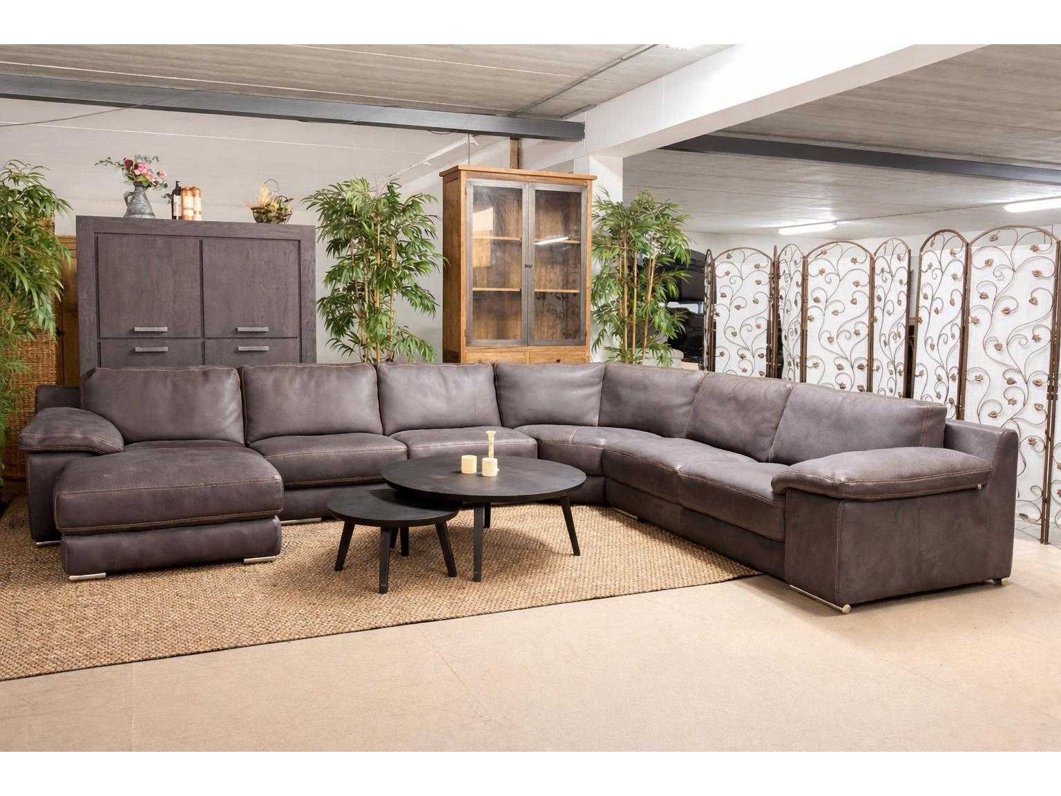 Showroommeubilair, banken, fauteuils, kasten en eetkamertafels