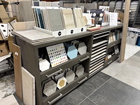 Showroomtegels in achterste lagere showroom. grote diversiteit aan maten en uitvoeringen. - afbeelding 2 van  6