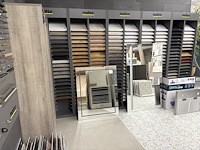 Showroomtegels in achterste lagere showroom. grote diversiteit aan maten en uitvoeringen. - afbeelding 4 van  6