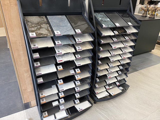 Showroomtegels in voorste hoge showroom. grote diversiteit aan maten en uitvoeringen. - afbeelding 2 van  8