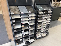 Showroomtegels in voorste hoge showroom. grote diversiteit aan maten en uitvoeringen. - afbeelding 2 van  8