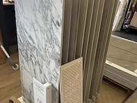 Showroomtegels in voorste hoge showroom. grote diversiteit aan maten en uitvoeringen. - afbeelding 3 van  8