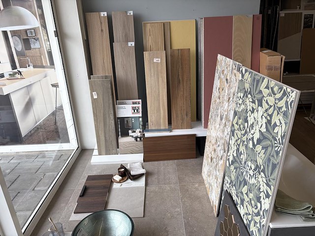 Showroomtegels in voorste hoge showroom. grote diversiteit aan maten en uitvoeringen. - afbeelding 5 van  8