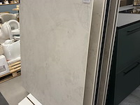 Showroomtegels in voorste hoge showroom. grote diversiteit aan maten en uitvoeringen. - afbeelding 6 van  8