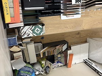 Showroomtegels in voorste hoge showroom. grote diversiteit aan maten en uitvoeringen. - afbeelding 8 van  8
