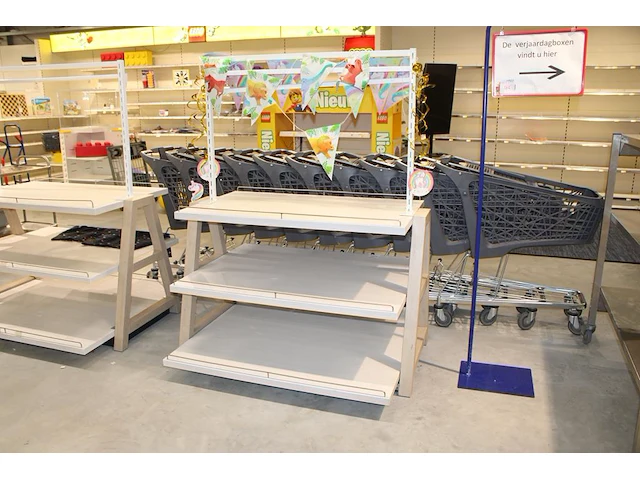 Showtafel met drie etages en opzetstuk. afmeting 140 x 120 cm. hoogte in clusief opzetstuk 175 cm - afbeelding 1 van  2