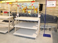 Showtafel met drie etages en opzetstuk. afmeting 140 x 120 cm. hoogte in clusief opzetstuk 175 cm
