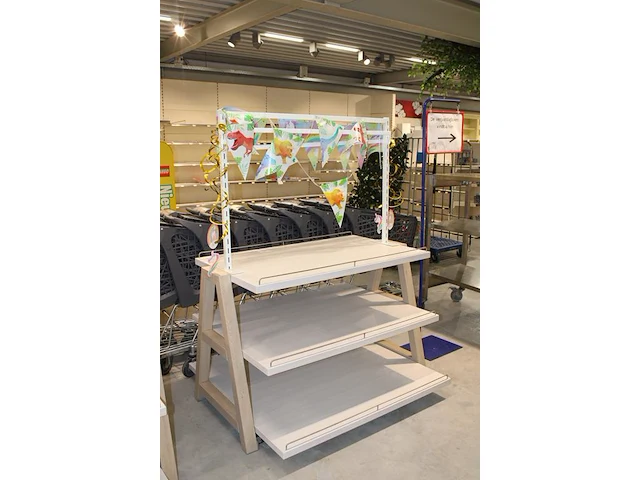 Showtafel met drie etages en opzetstuk. afmeting 140 x 120 cm. hoogte in clusief opzetstuk 175 cm - afbeelding 2 van  2
