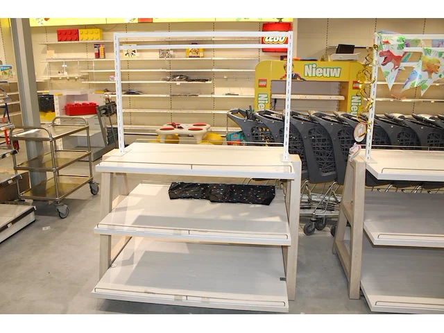 Showtafel met drie etages en opzetstuk. afmeting 140 x 120 cm. hoogte in clusief opzetstuk 175 cm - afbeelding 1 van  2