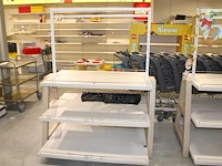 Showtafel met drie etages en opzetstuk. afmeting 140 x 120 cm. hoogte in clusief opzetstuk 175 cm