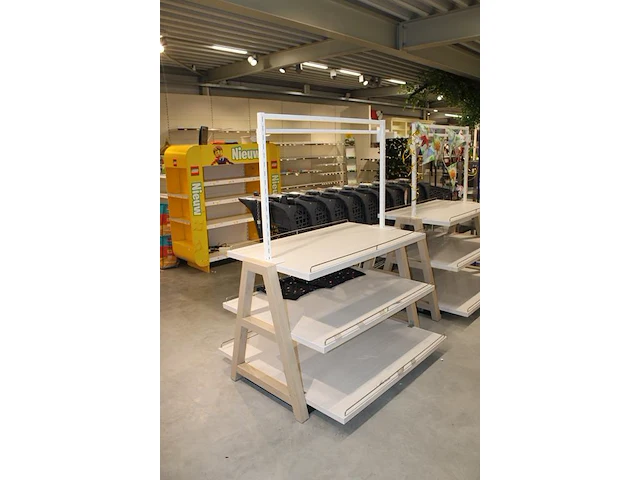 Showtafel met drie etages en opzetstuk. afmeting 140 x 120 cm. hoogte in clusief opzetstuk 175 cm - afbeelding 2 van  2