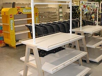 Showtafel met drie etages en opzetstuk. afmeting 140 x 120 cm. hoogte in clusief opzetstuk 175 cm - afbeelding 2 van  2