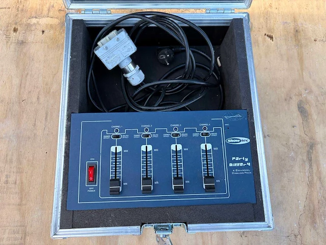 Showtec - party dimmer - dimmer pack - afbeelding 2 van  2