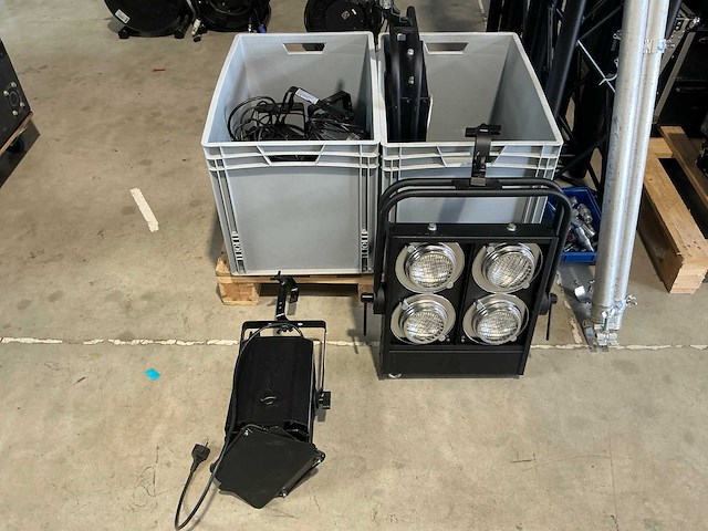 Showtec beam spots en stageblinders (11x) - afbeelding 1 van  12
