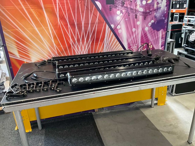 Showtec cameleon bar 18/4 led-bar (4x) - afbeelding 1 van  7