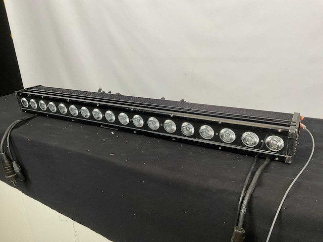 Showtec cameleon led bar led bar (12x) - afbeelding 1 van  5