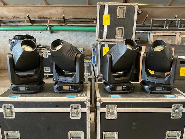 Showtec infinity furion s401 led-moving head (4x) - afbeelding 1 van  3