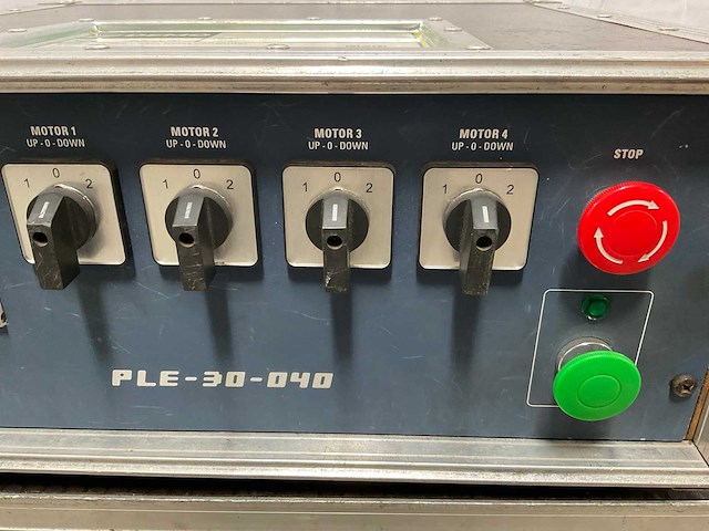 Showtec ple-30-040 kettingtakel controller 4ch - afbeelding 5 van  6