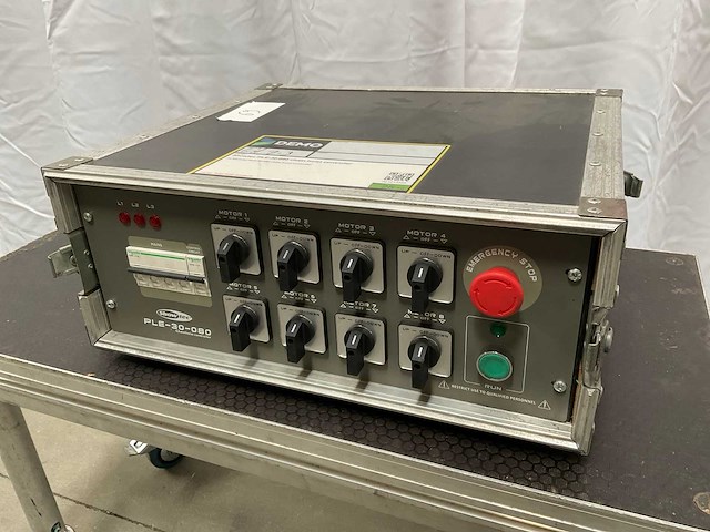 Showtec ple-30-080 kettingtakel controller 8ch - afbeelding 1 van  7