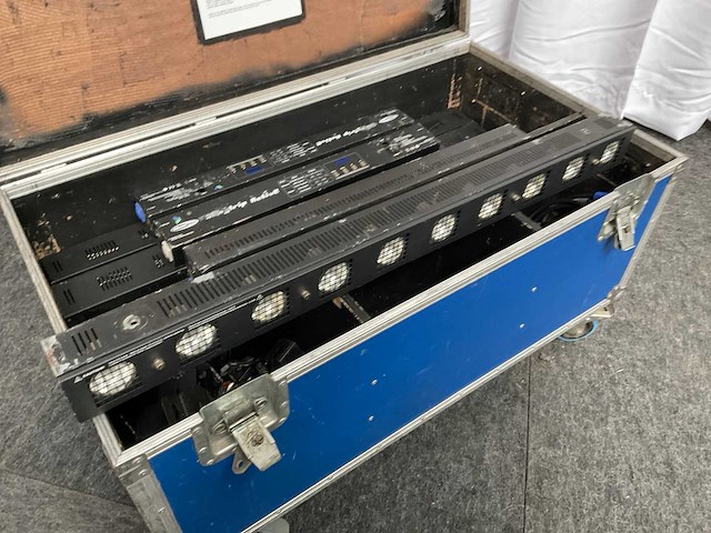 Showtec sunstrip blinder active (16x) - afbeelding 1 van  8