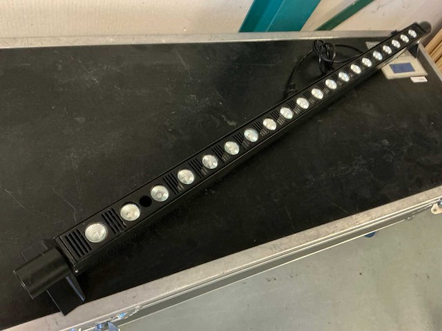 Showtec suntrip spotlight (9x) - afbeelding 1 van  6