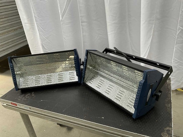 Showtec titan stroboscoop (2x) - afbeelding 1 van  5
