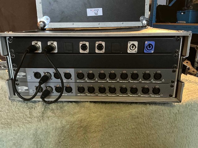 Showtech db-i-8/3 dmx-splitter (2x) - afbeelding 2 van  3