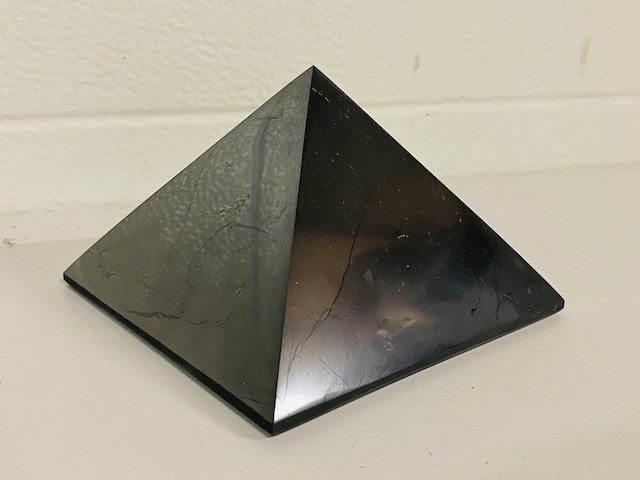 Shungiet piramide gepolijst - afbeelding 1 van  8