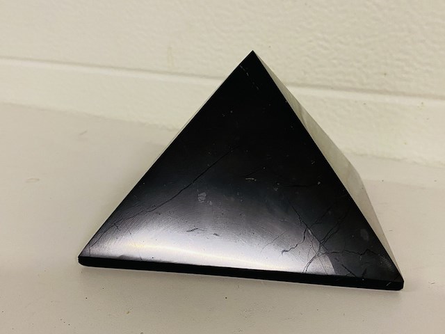 Shungiet piramide gepolijst - afbeelding 2 van  8