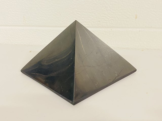 Shungiet piramide gepolijst - afbeelding 4 van  8