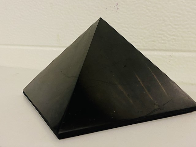 Shungiet piramide gepolijst - afbeelding 6 van  8