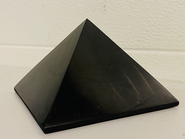 Shungiet piramide gepolijst - afbeelding 7 van  8