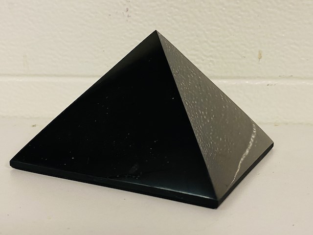 Shungiet piramide gepolijst - afbeelding 8 van  8