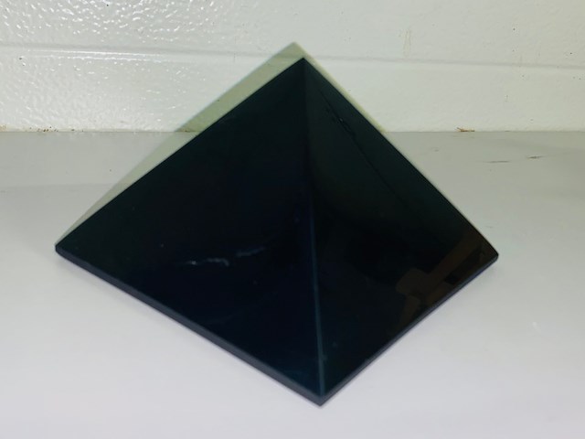 Shungiet piramide gepolijst - afbeelding 1 van  7