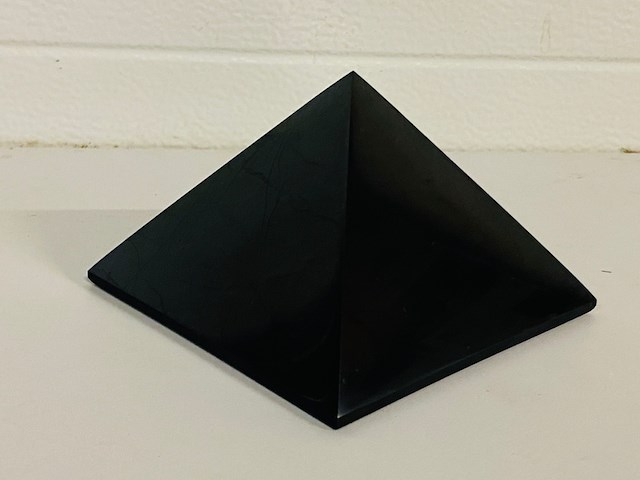 Shungiet piramide gepolijst - afbeelding 3 van  7