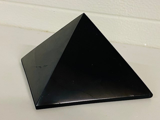 Shungiet piramide gepolijst - afbeelding 4 van  7