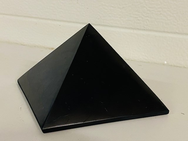 Shungiet piramide gepolijst - afbeelding 6 van  7